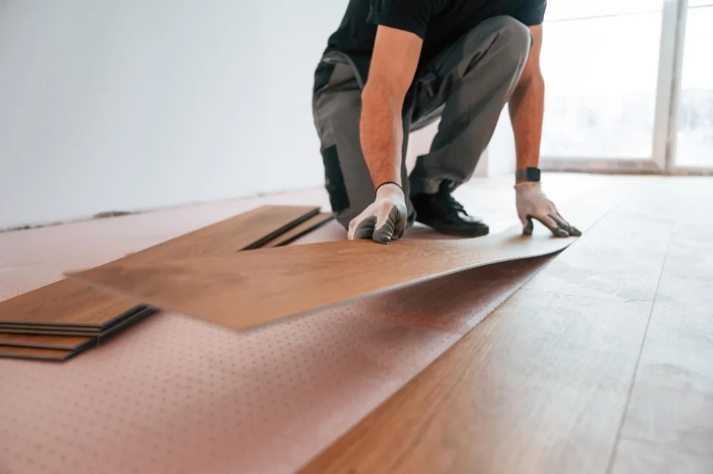 Flooring Expert places a new laminate in the home