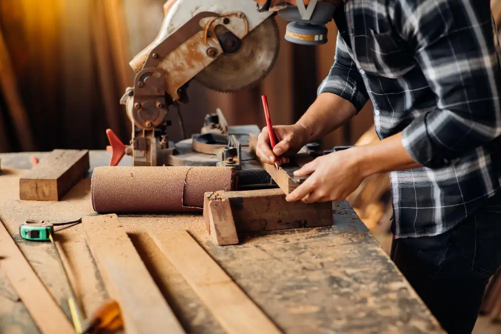 Handyman marks the wood with the pencil